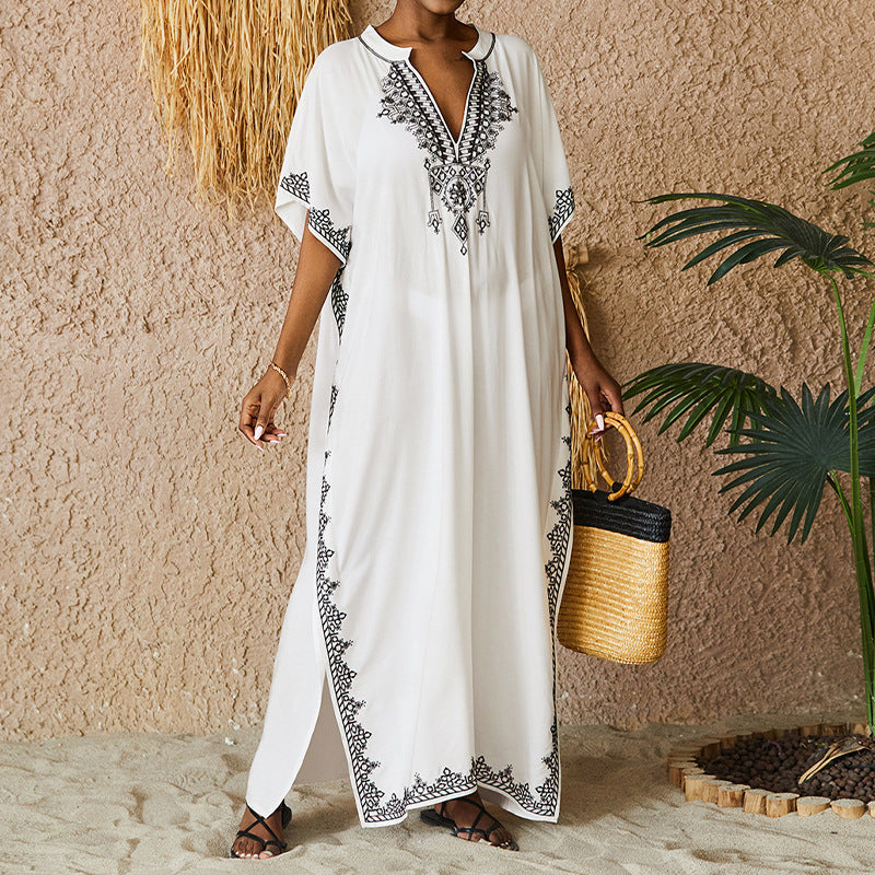 Robe de plage pour femme avec broderies complexes et fentes latérales par berg-feldt