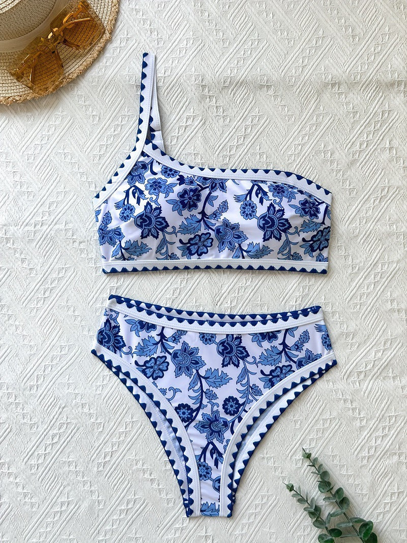 Ensemble de bikini pour femme avec haut asymétrique et imprimé floral, par berg-feldt