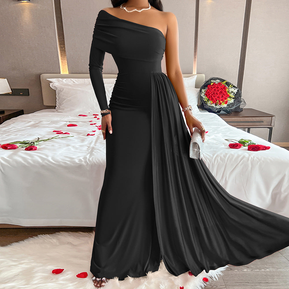 Robe portefeuille élégante pour femme avec encolure asymétrique à une épaule et jupe fluide, par berg-feldt