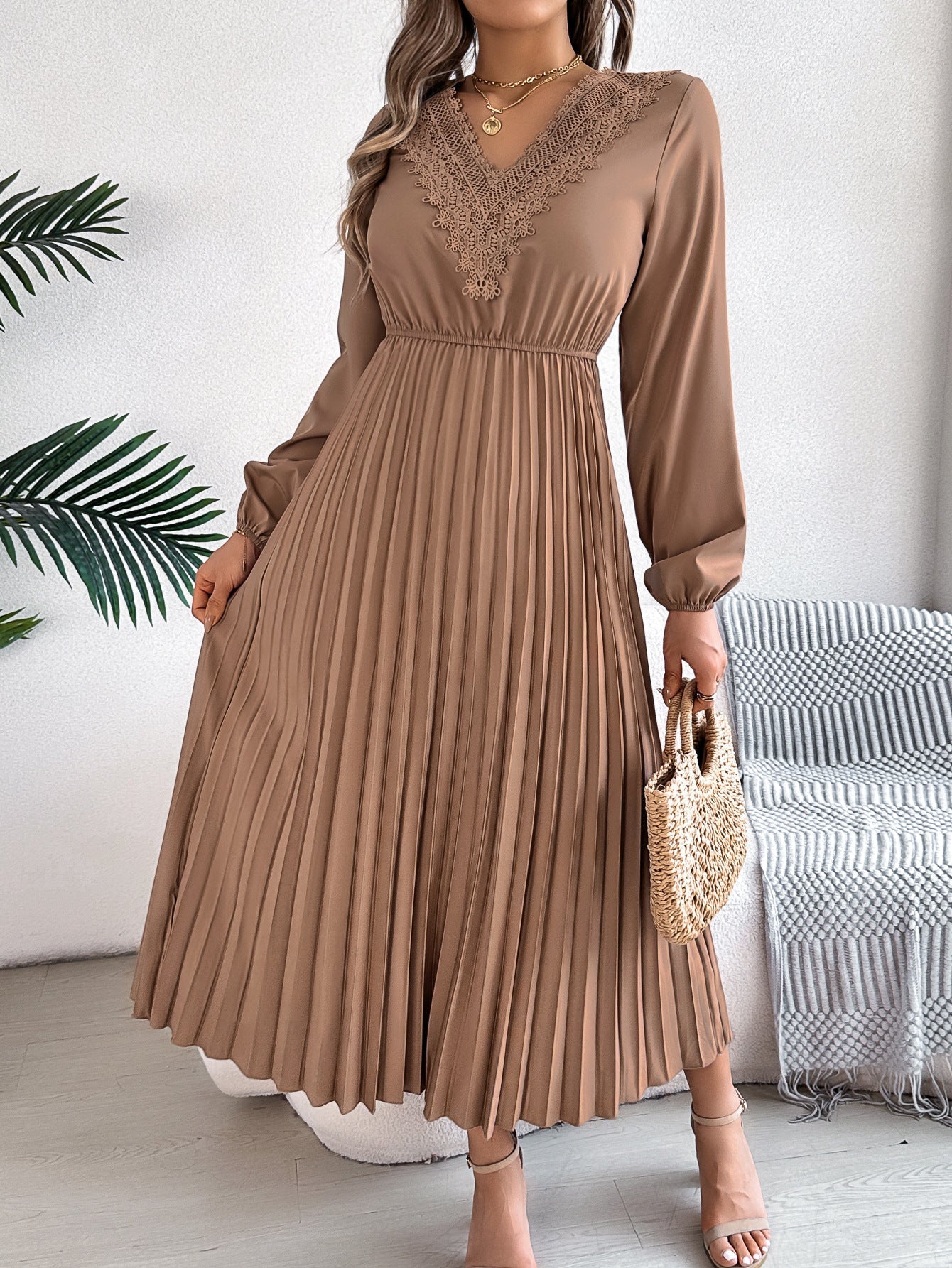 Robe longue élégante à col en V et motif plissé de berg-feldt