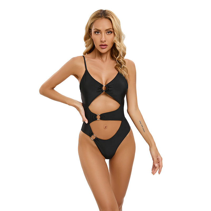 Maillot de bain femme élégant avec design cache-cœur et découpes par berg-feldt