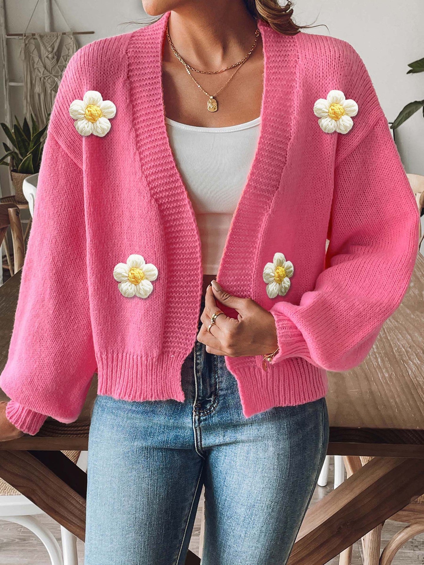 Kurzer Damen-Strickcardigan mit Blumenapplikationen von berg-feldt