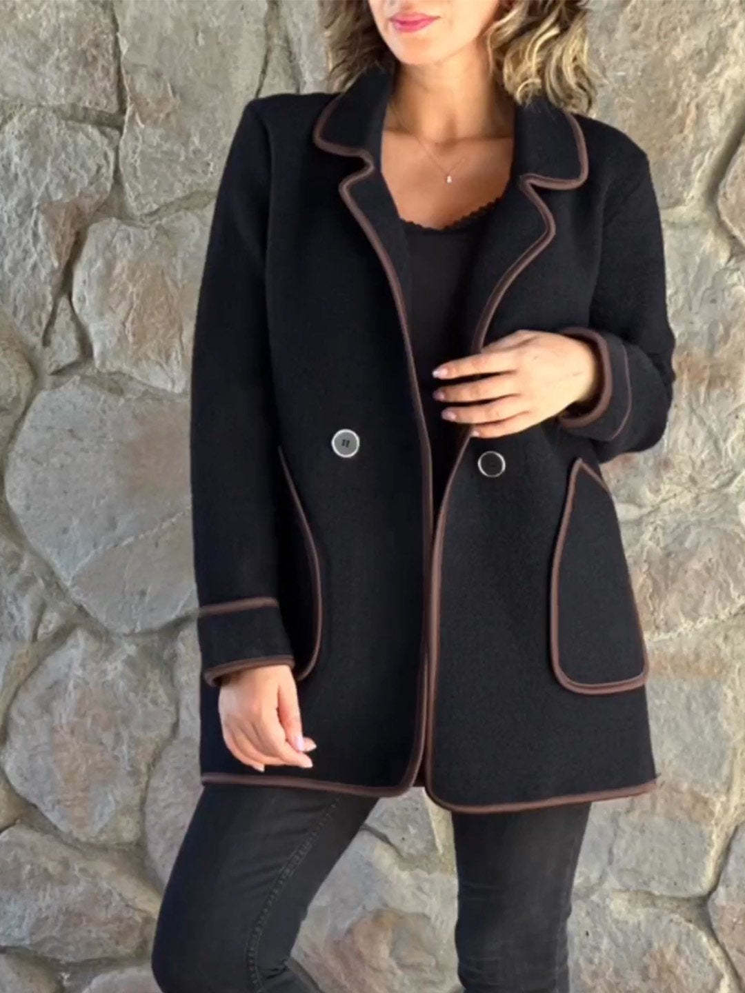 Veste blazer classique pour femme avec détails contrastés et poches par berg-feldt