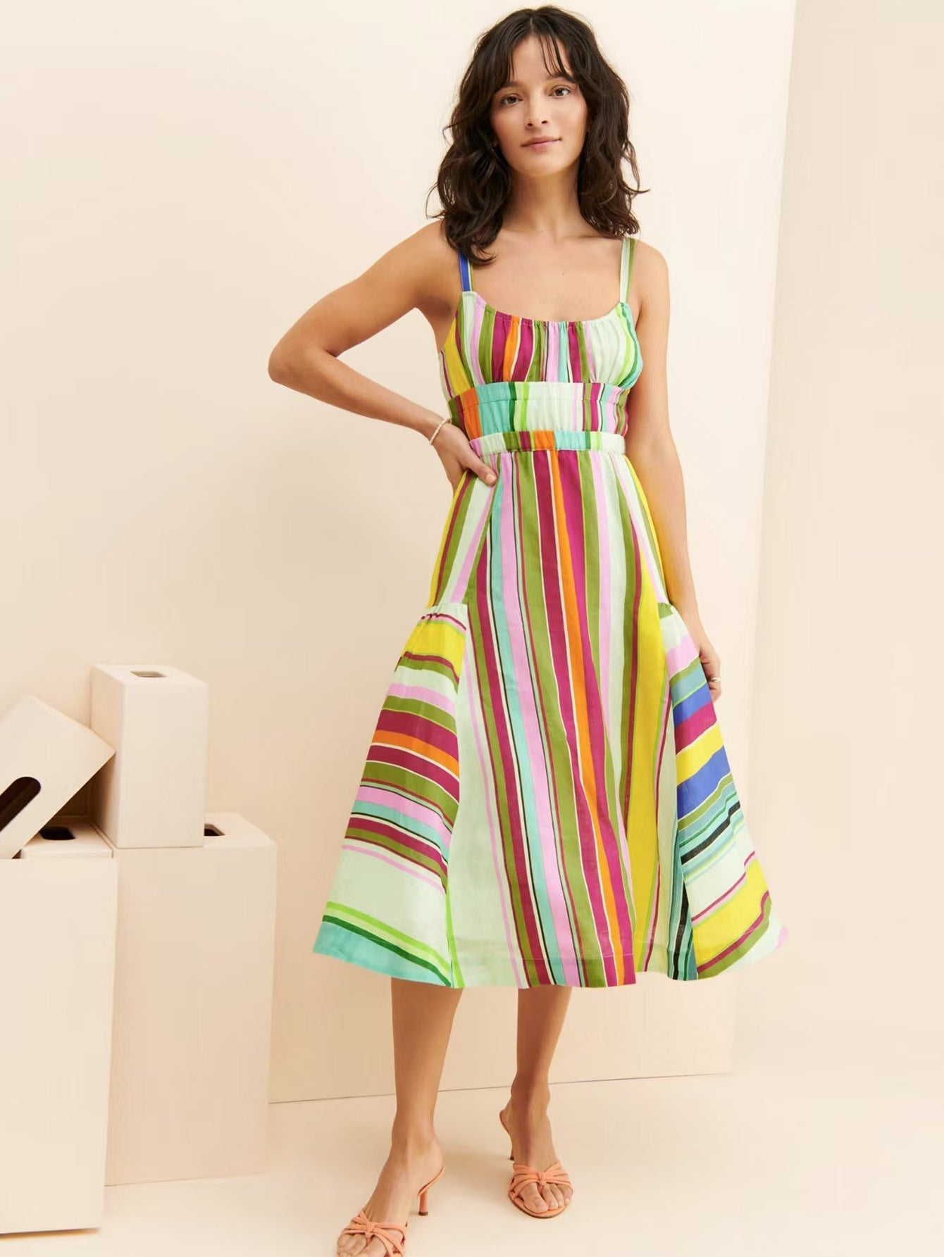 Robe midi trapèze d'été à bretelles réglables et rayures colorées par berg-feldt