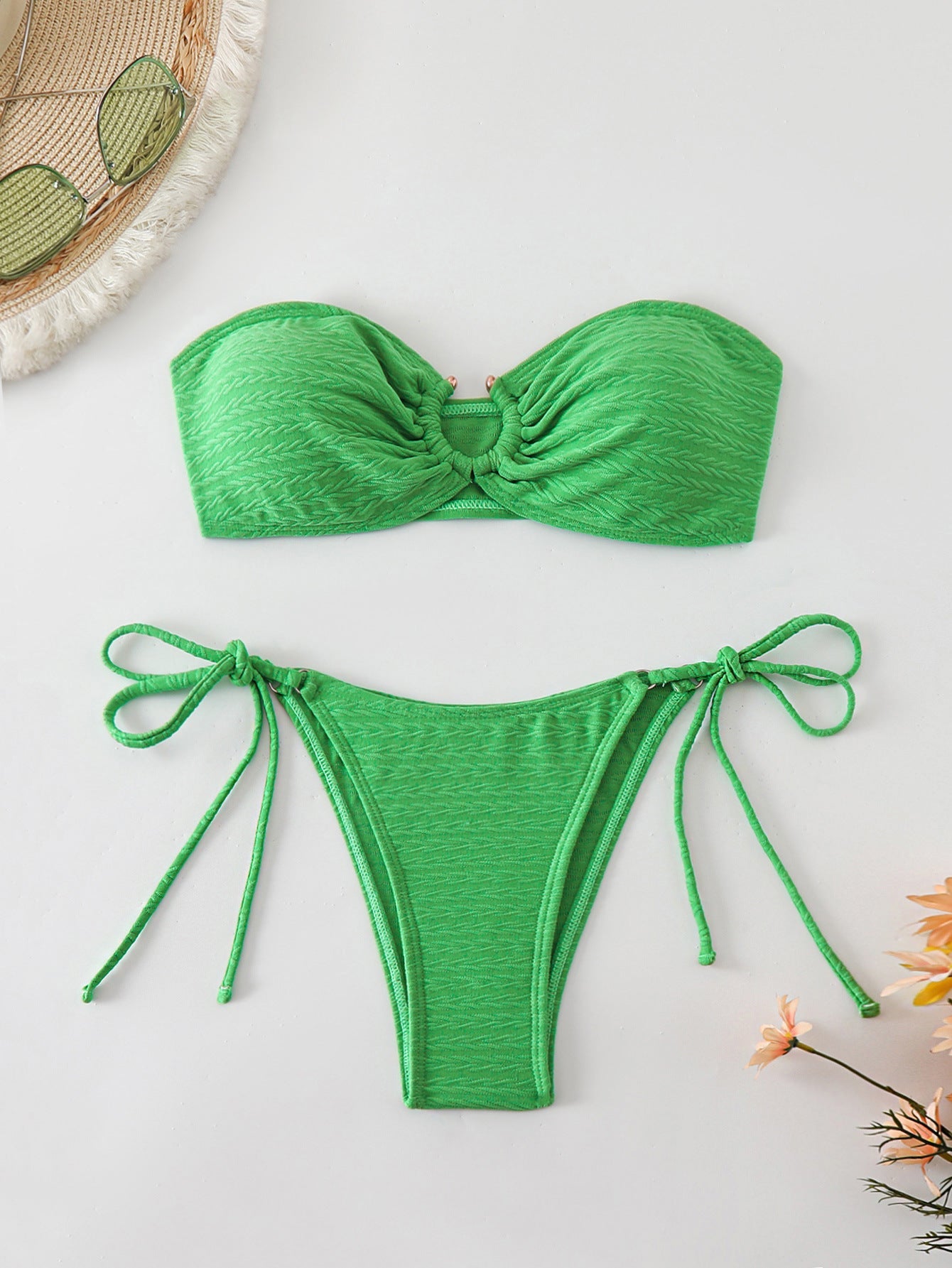 Ensemble bikini élégant pour femme avec haut bandeau et bretelles réglables de berg-feldt