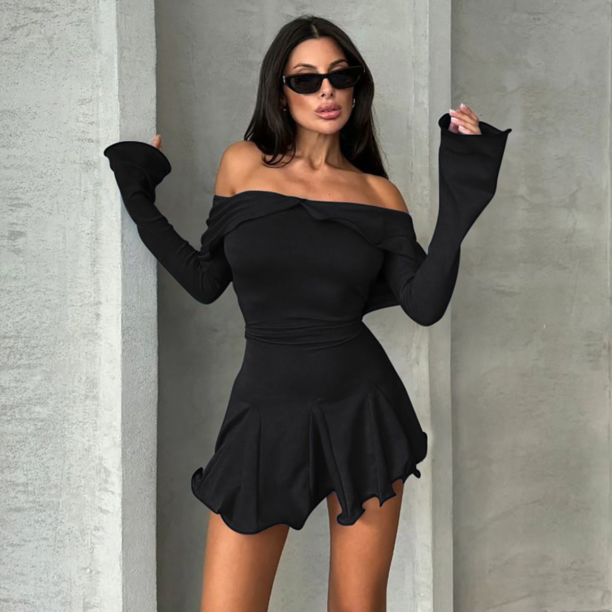 Mini-robe en col Bardot à volants, de berg-feldt