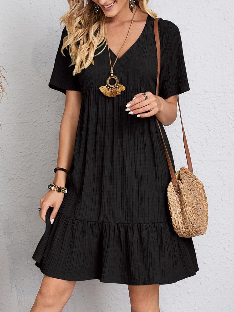 Kurzes Damen-Sommerkleid mit V-Ausschnitt und Volants von berg-feldt