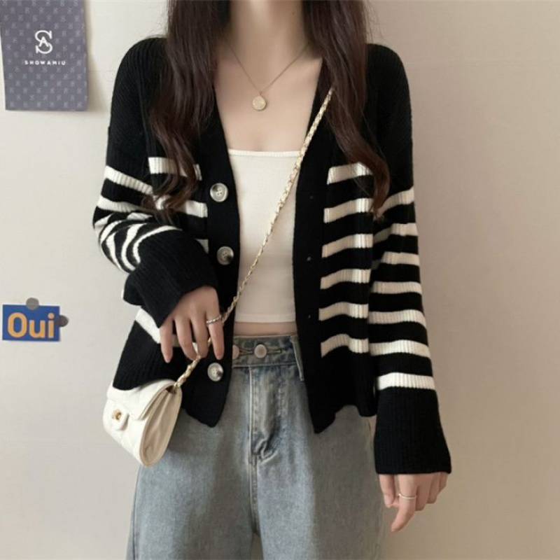 Gilet tricoté rayé pour femme avec col en V élégant et boutons décoratifs Berg-Feldt