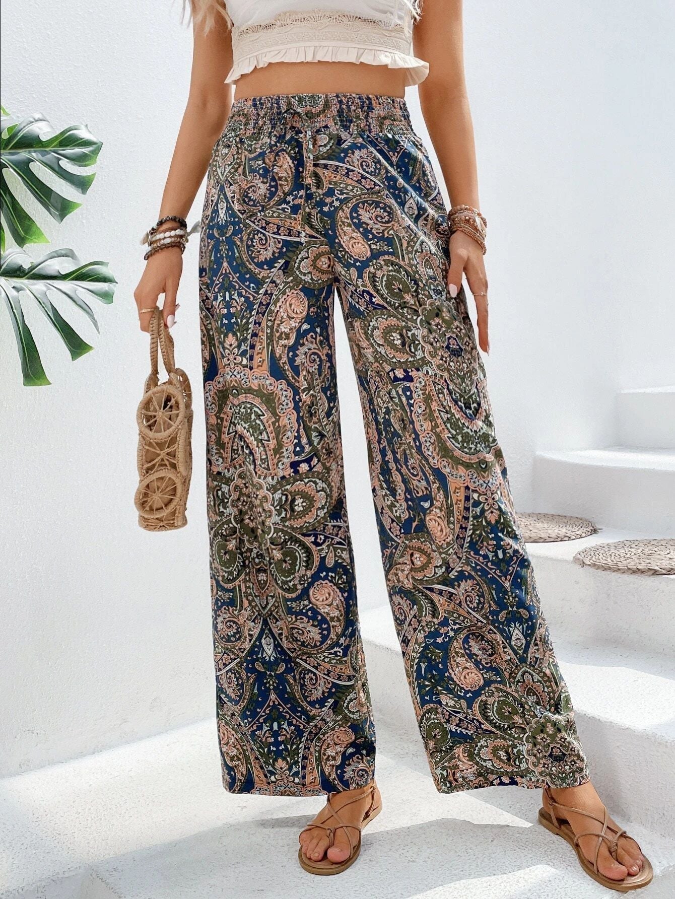 Pantalon femme confortable pour les vacances, avec taille élastique et imprimé amusant de montagnes et de champs.
