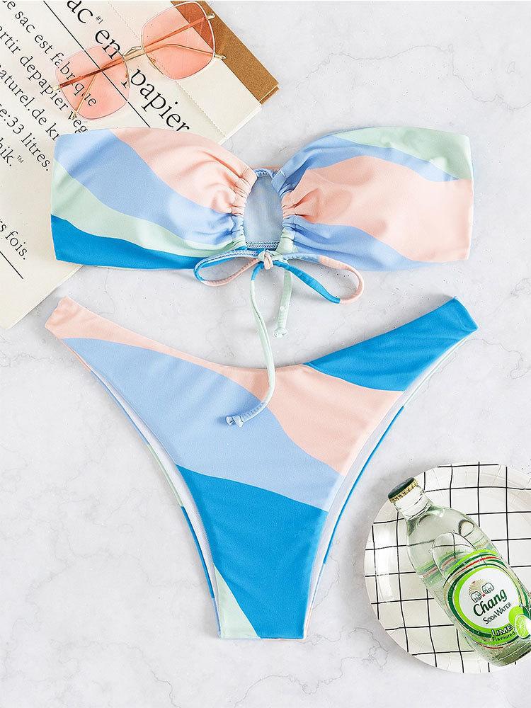 Bandeau-Bikini mit hohem Beinausschnitt und Streifenmuster von berg-feldt