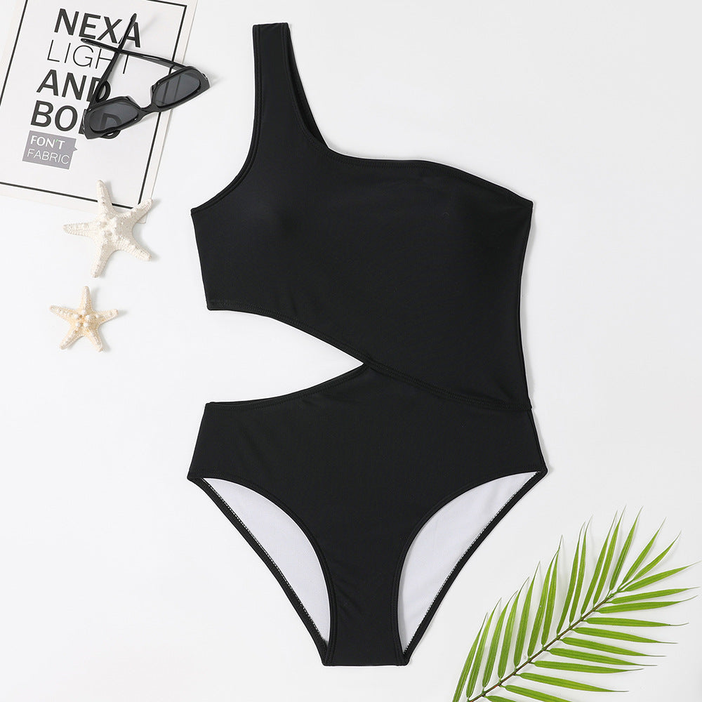 Stilvoller Damen-Badeanzug mit asymmetrischem Schnitt und Cut-Out von berg-feldt