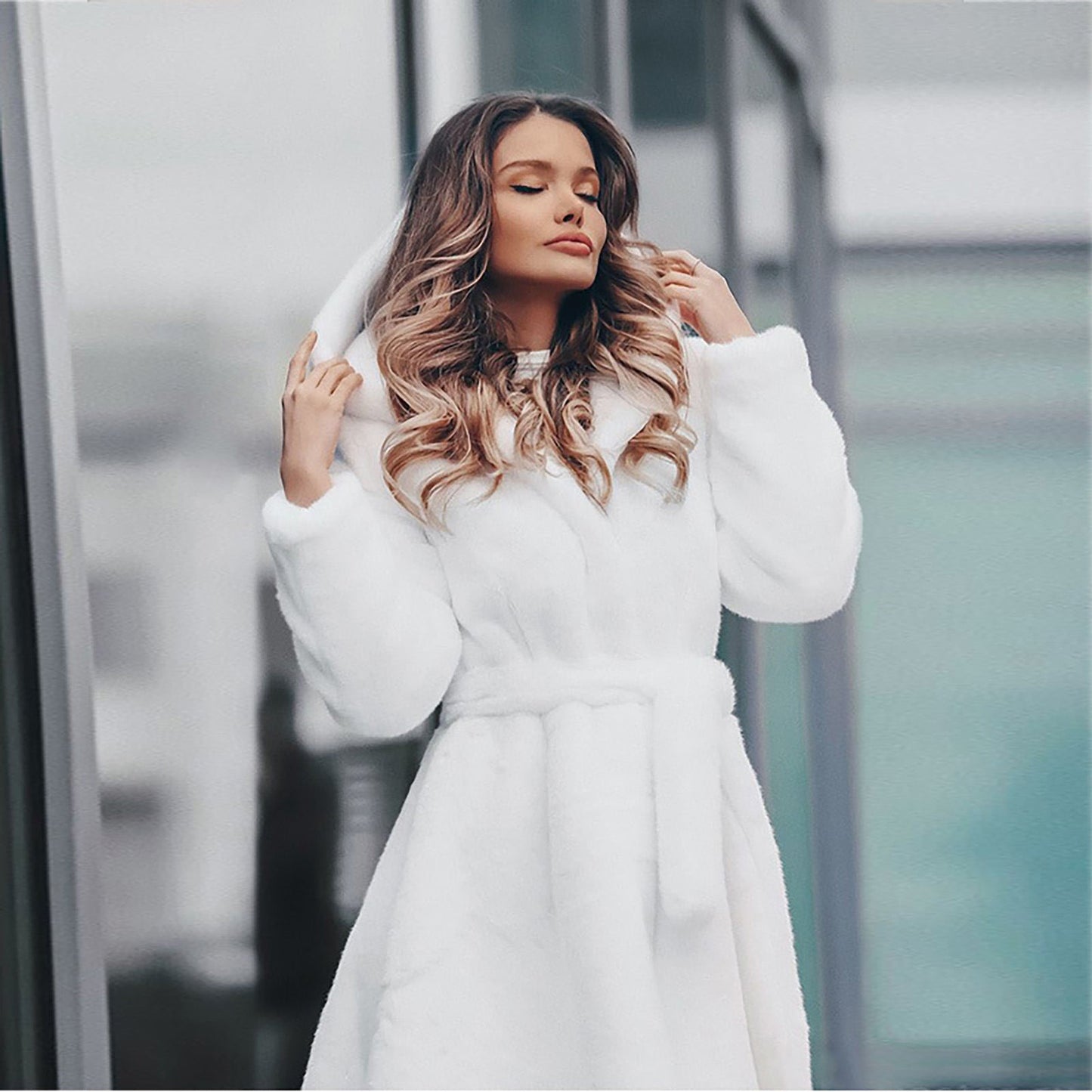 Manteau long à capuche en fausse fourrure avec ceinture Berg-Feldt pour femme