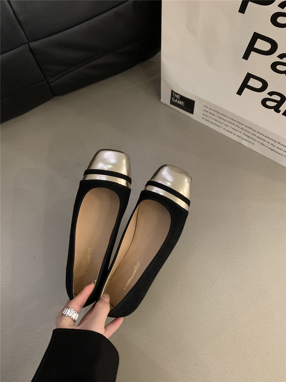 Ballerines élégantes en daim souple avec accent métallique de berg-feldt