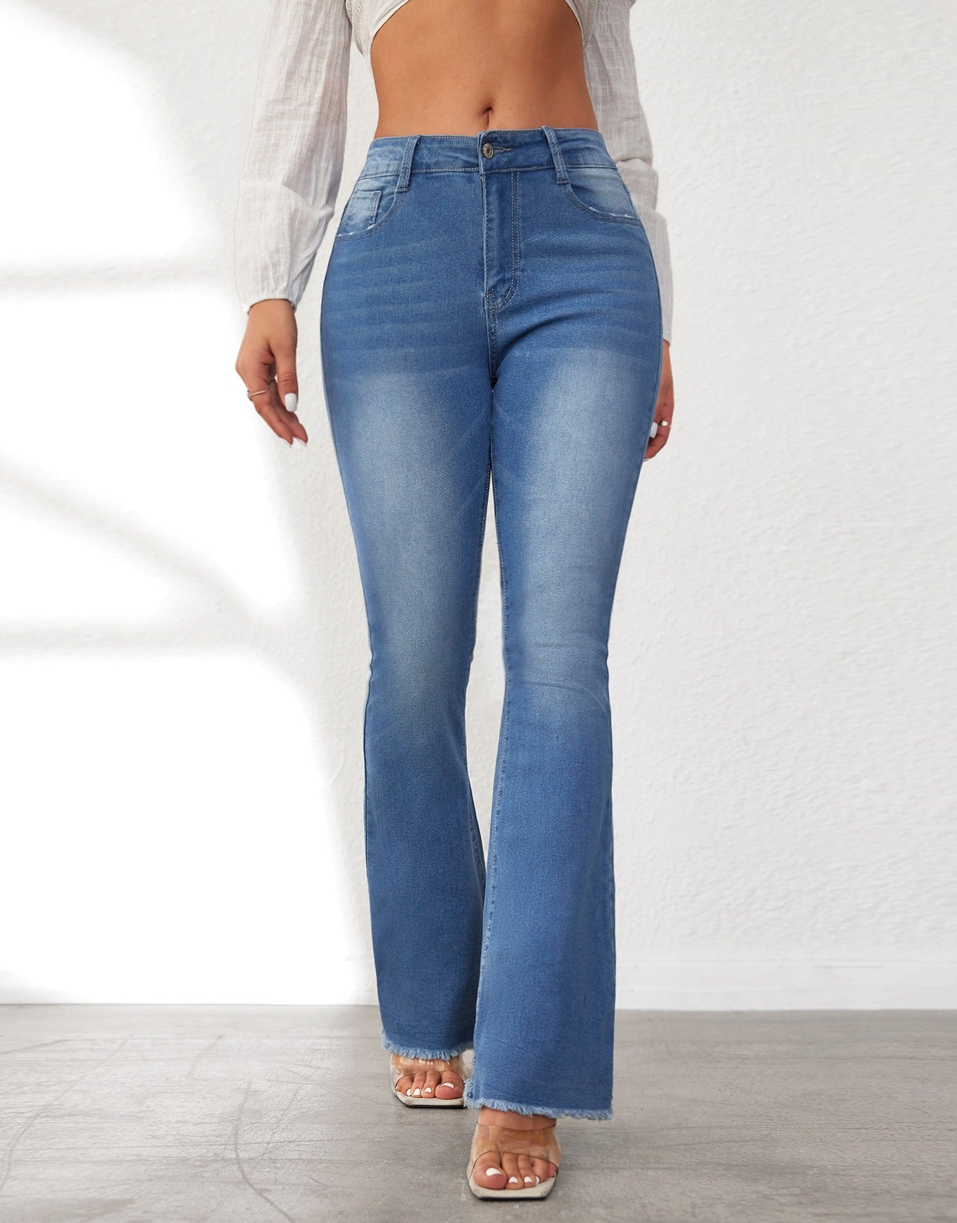 Damenjeans mit ausgestelltem Bein, stylischen Fransen und hoher Taille Berg-Feldt