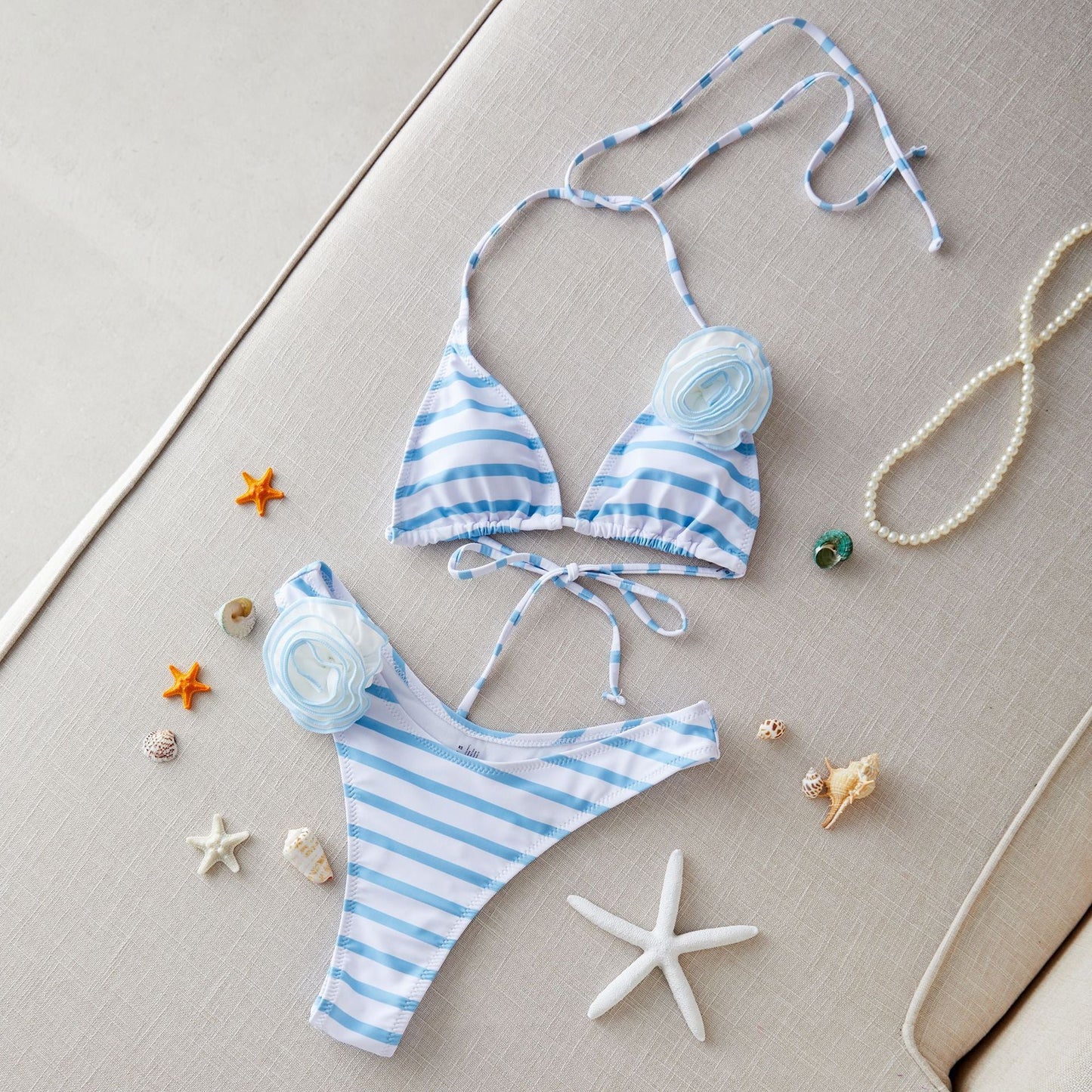 Ensemble bikini pour femme avec rayures fantaisie et détails floraux par berg-feldt
