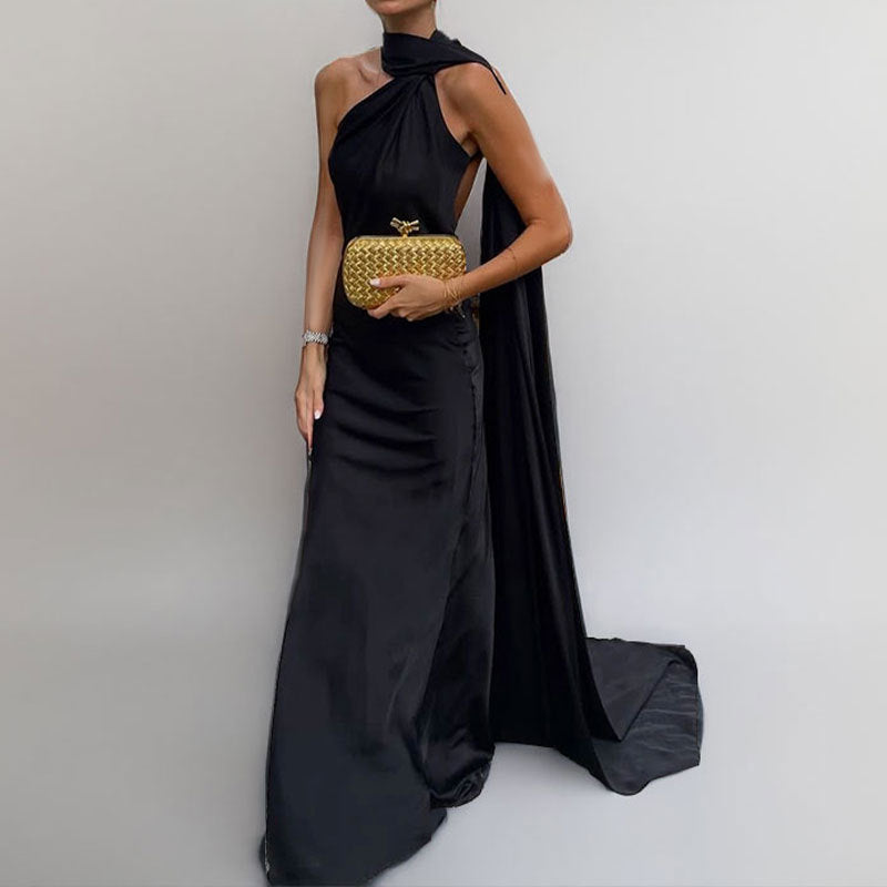 Robe de soirée élégante pour femme avec coupe asymétrique et capuche de berg-feldt