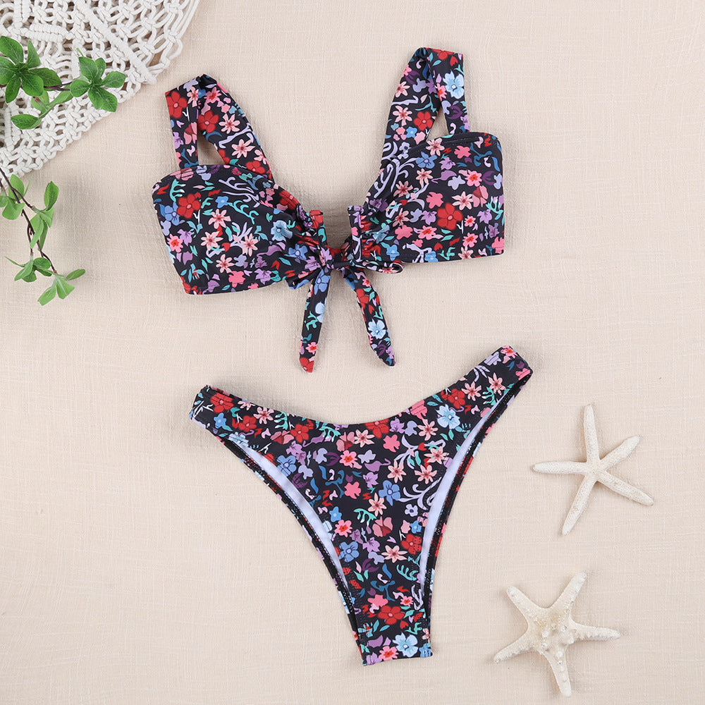 Haut de bikini fleuri avec nœud fantaisie, par berg-feldt