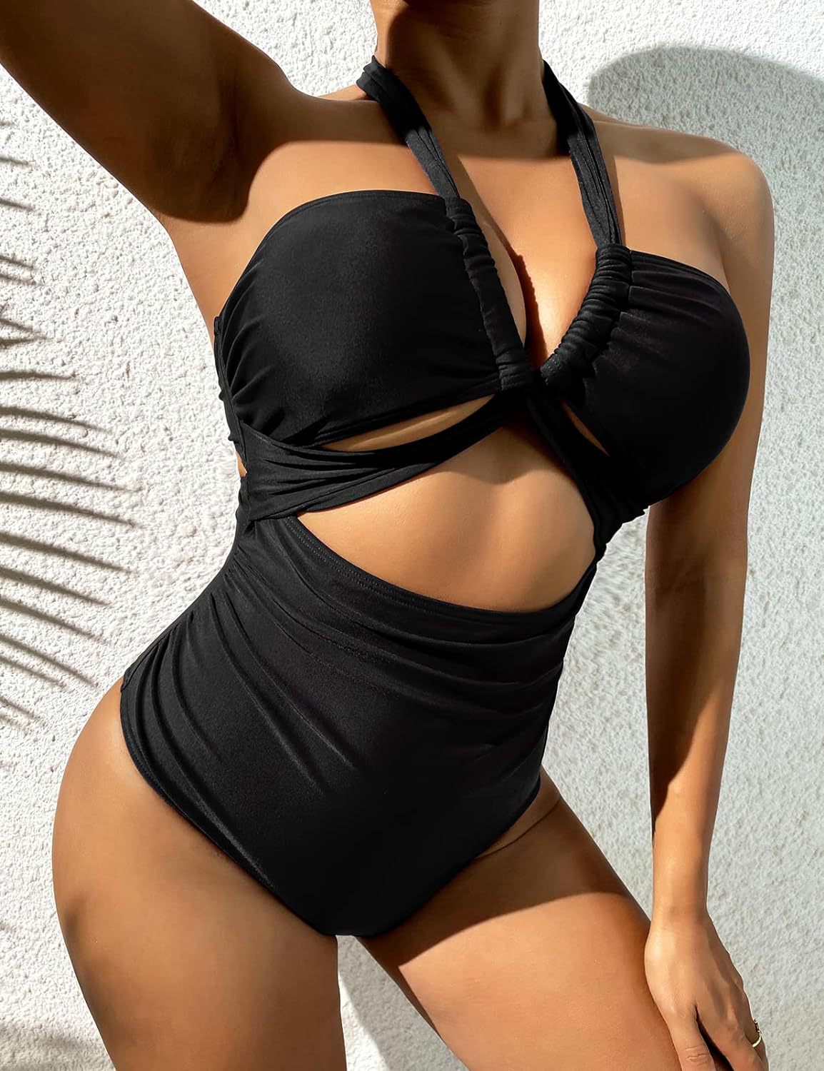 Badeanzug für Damen mit raffinierten Cut-outs und modernem Wickeldesign von berg-feldt