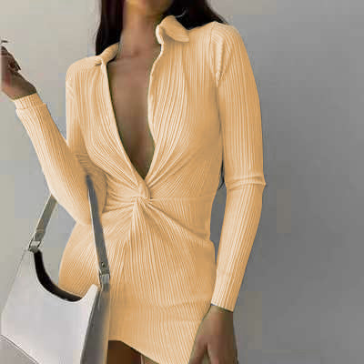 Figurbetontes Damen-Plisseekleid mit tiefem V-Ausschnitt von berg-feldt