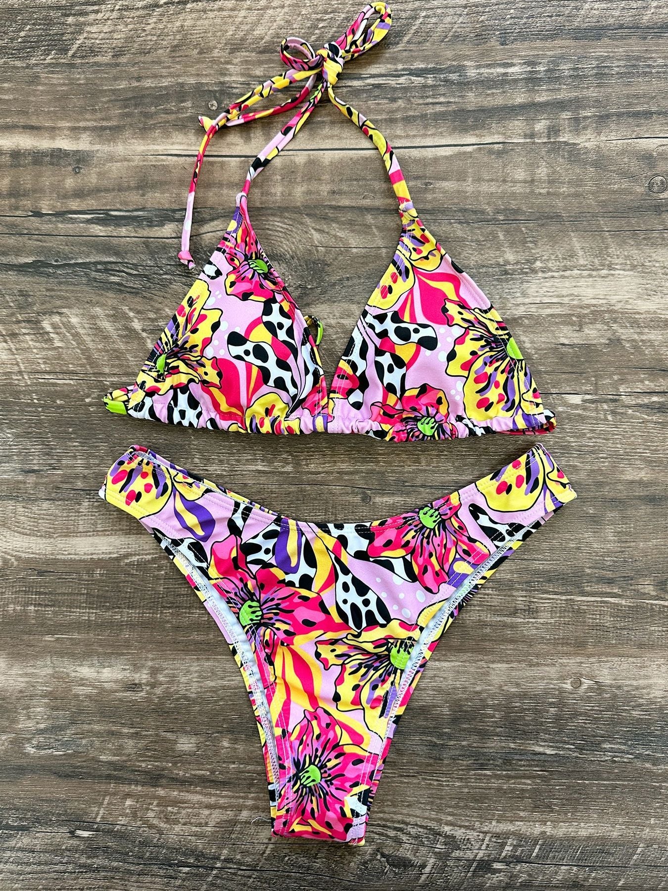 Ensemble bikini pour femme avec haut triangle stylé et motif coloré de berg-feldt