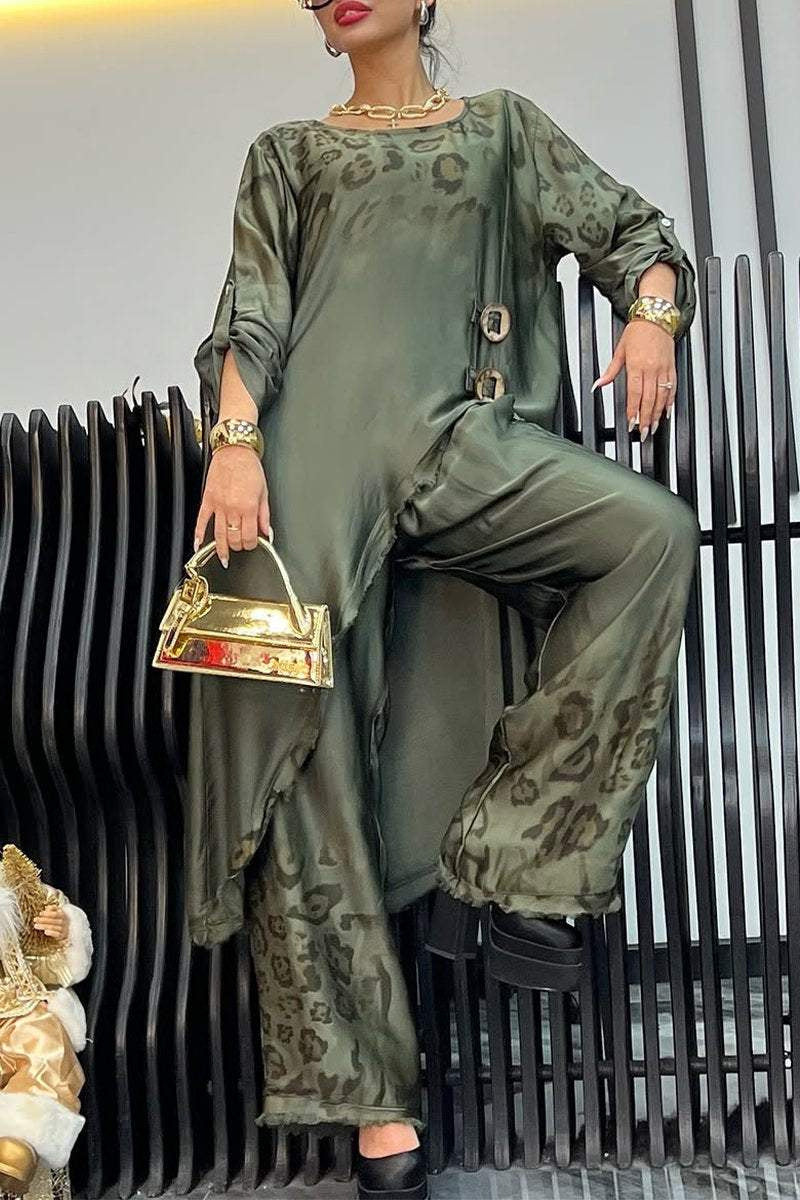 Modernes Damen-Outfit mit asymmetrischem Schnitt und auffälligen Knöpfen von berg-feldt