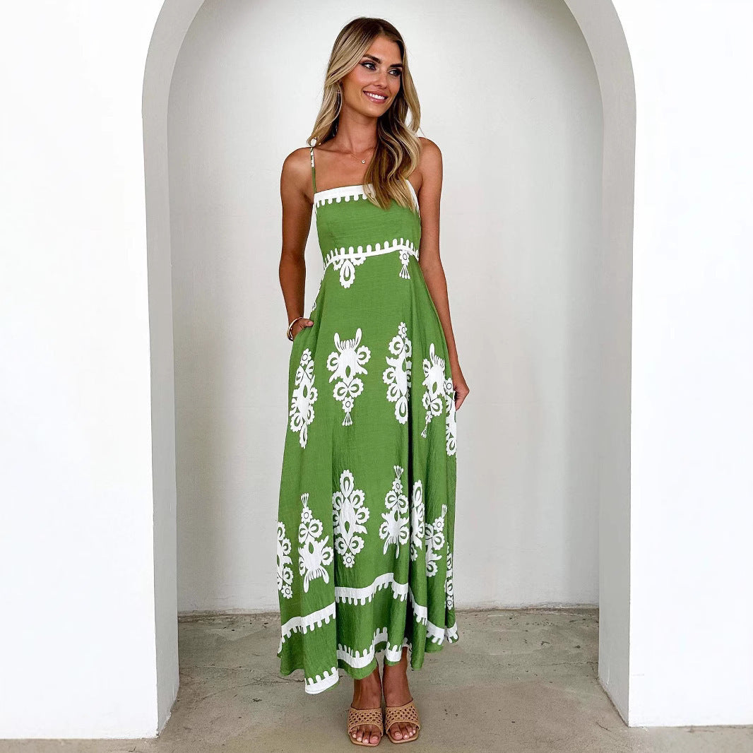 Langes Damenkleid mit dekorativem Muster und zarten Trägern von berg-feldt