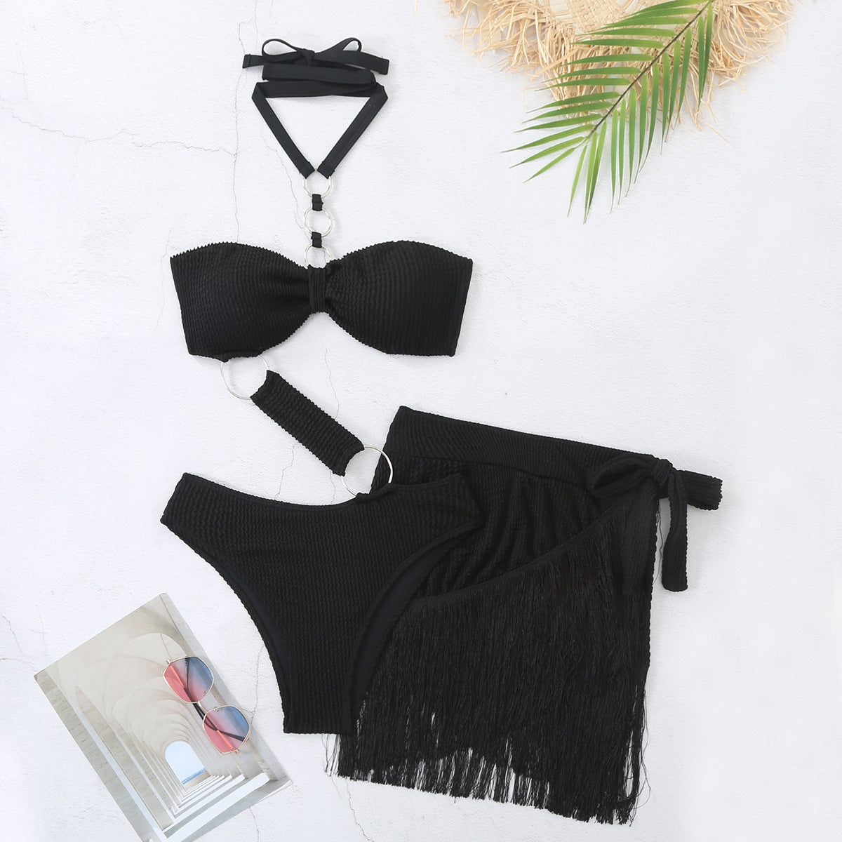 Bikini femme élégant avec haut bandeau, jupe à franges et détails raffinés de berg-feldt