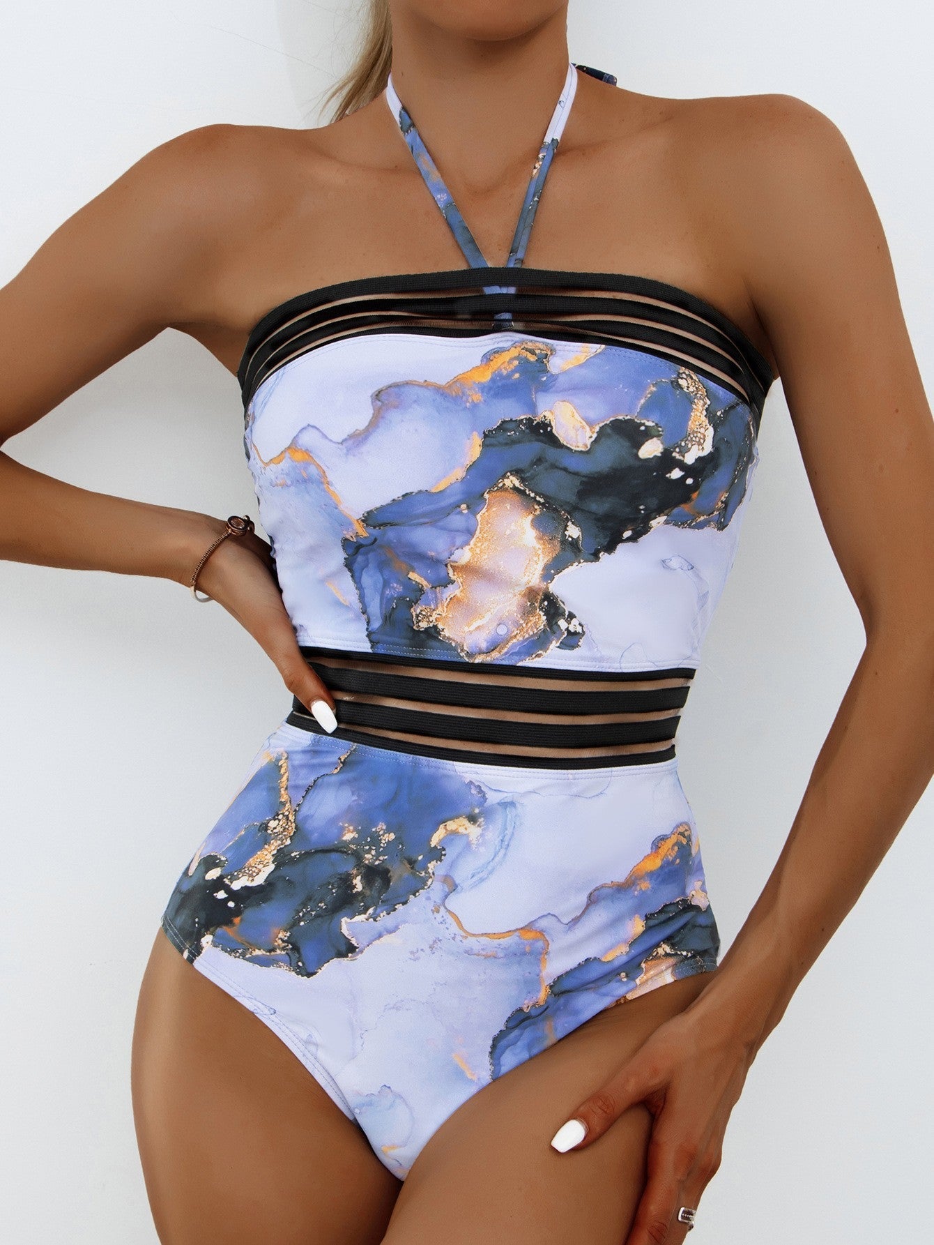 Eleganter Damen-Badeanzug mit hoher Taille, Streifen und modernen Details von berg-feldt