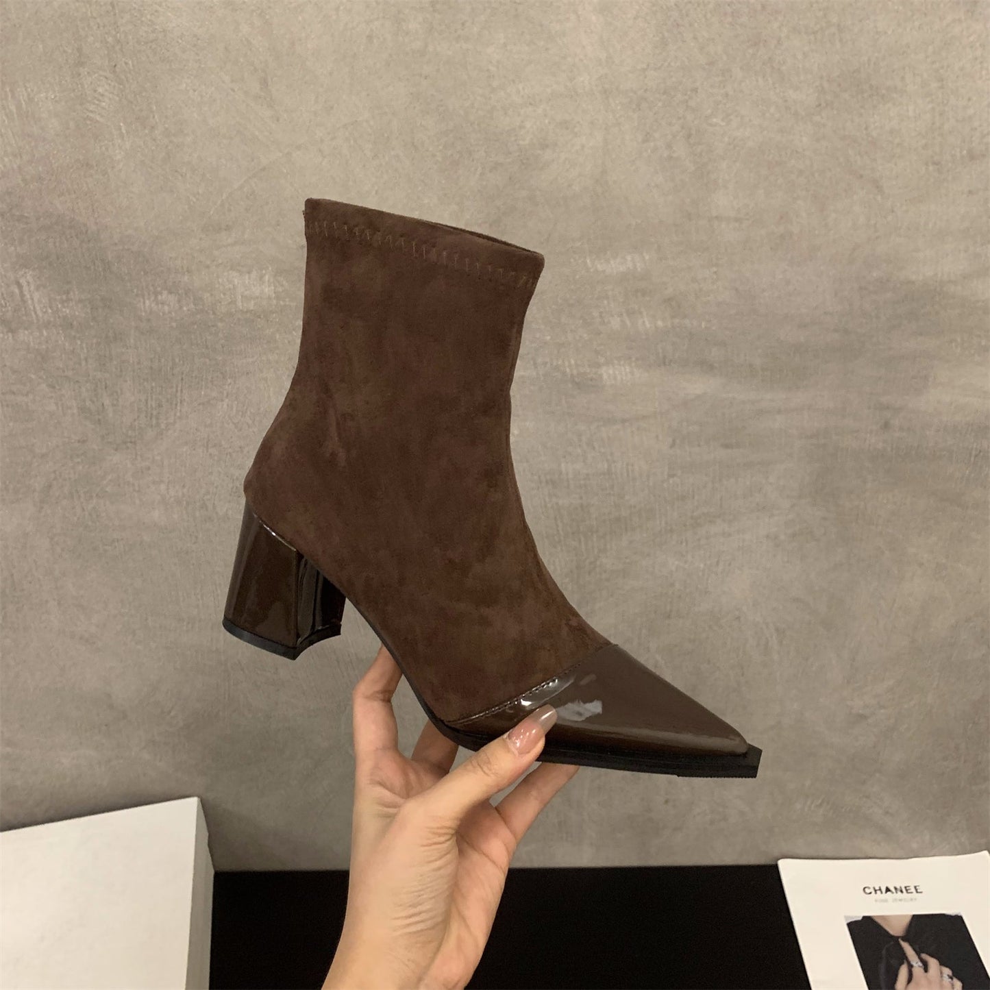 Elegante Damen-Ankle Boots aus Wildleder mit glänzendem Lackdetail von berg-feldt