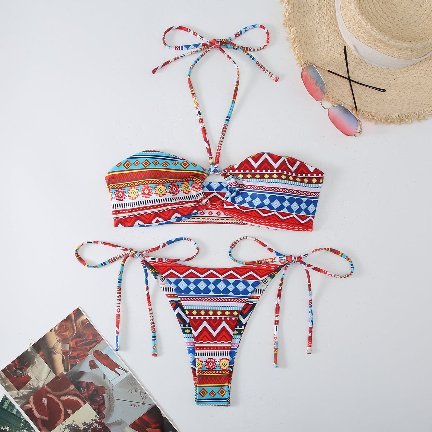 Ensemble de bikini berg-feldt avec haut bandeau, imprimé tribal ludique et bretelles réglables