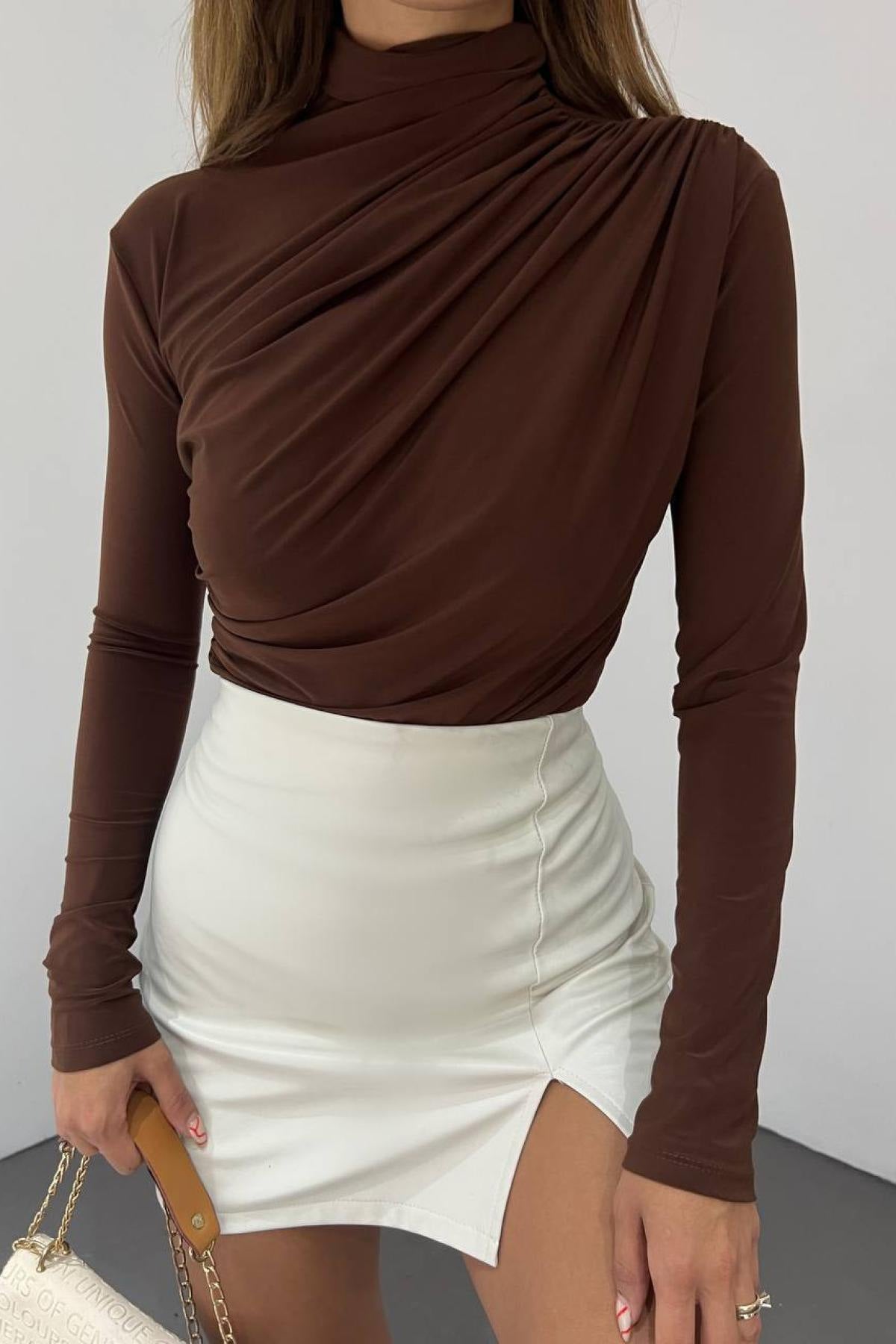 T-shirt à manches longues Berg-Feldt pour femmes avec col cascade asymétrique