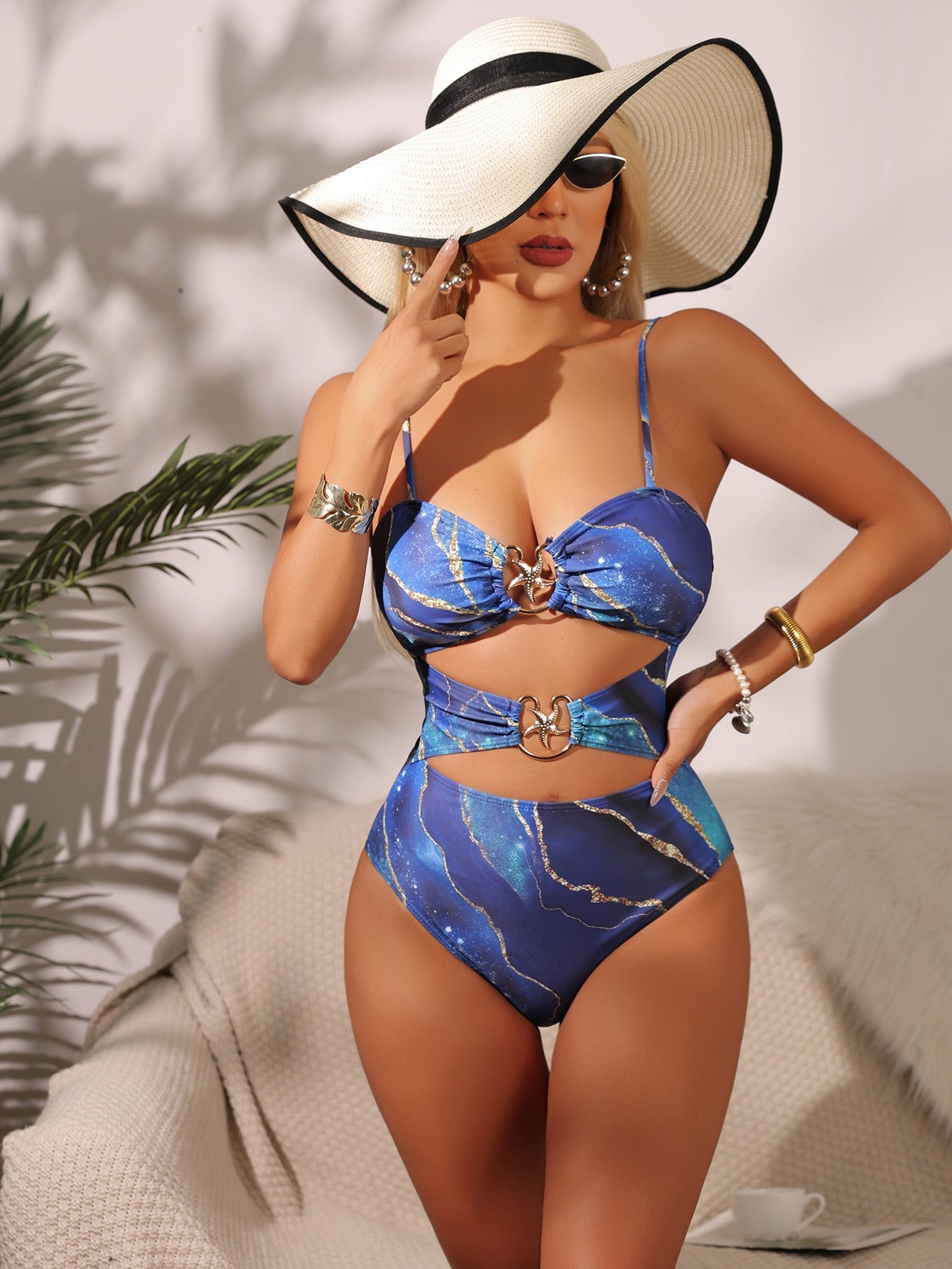Ensemble de bikini pour femme avec découpes audacieuses et détails brillants de berg-feldt