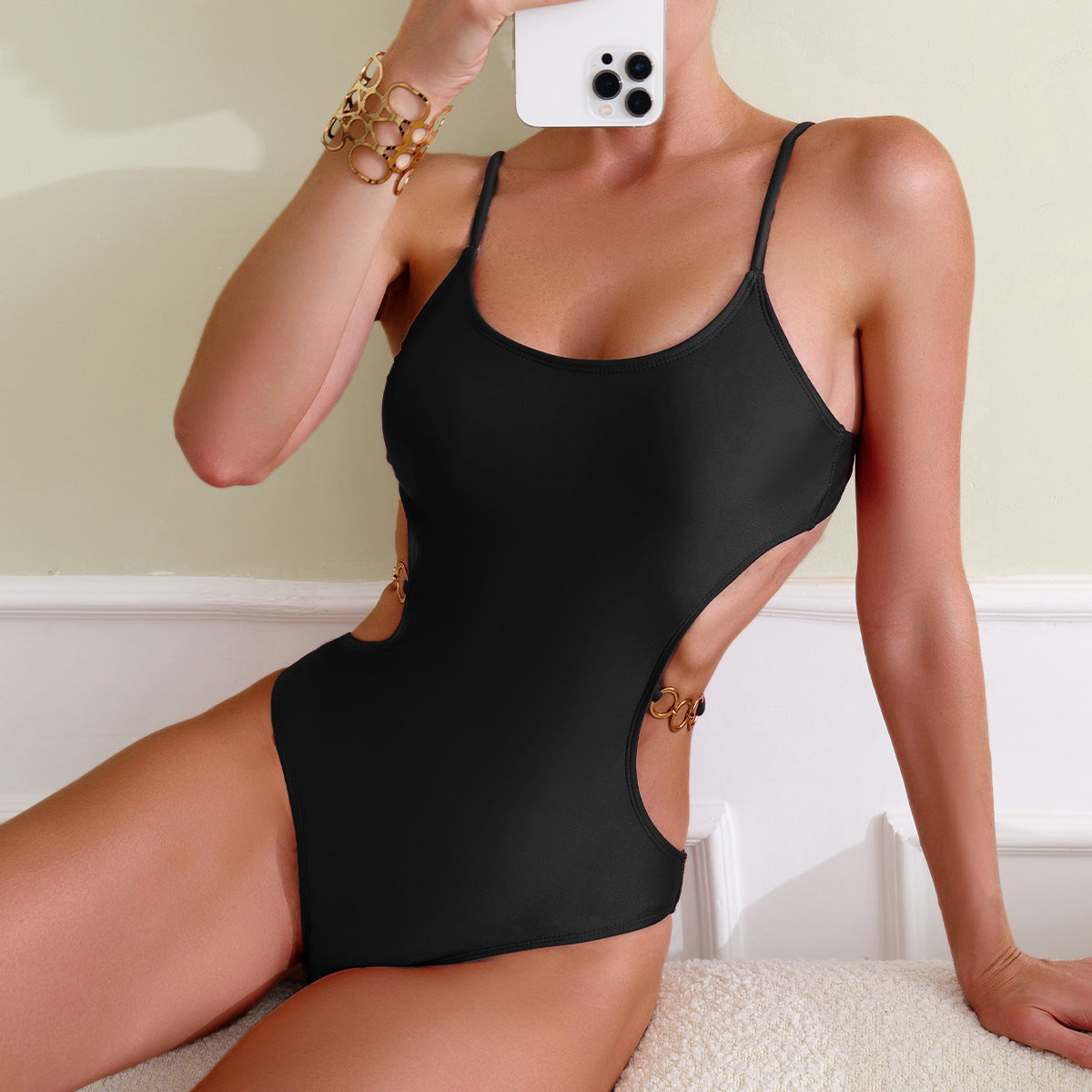 Maillot de bain une pièce élégant pour femme avec découpes latérales et détails stylés par berg-feldt