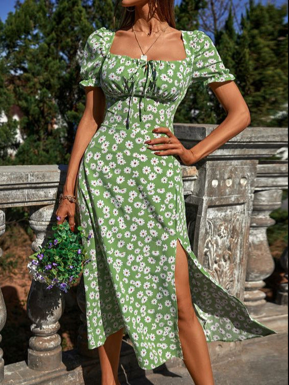 Robe à imprimé floral pour femme avec encolure carrée et manches courtes ondulées par berg-feldt