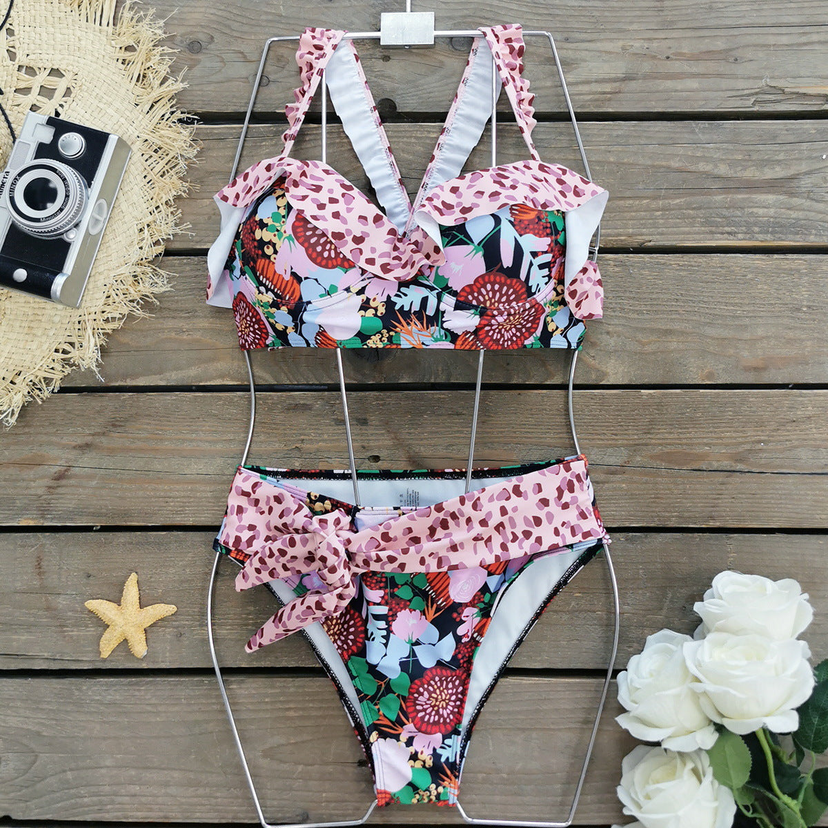 Ensemble bikini pour femme berg-feldt, avec volants fantaisie et imprimé floral coloré.