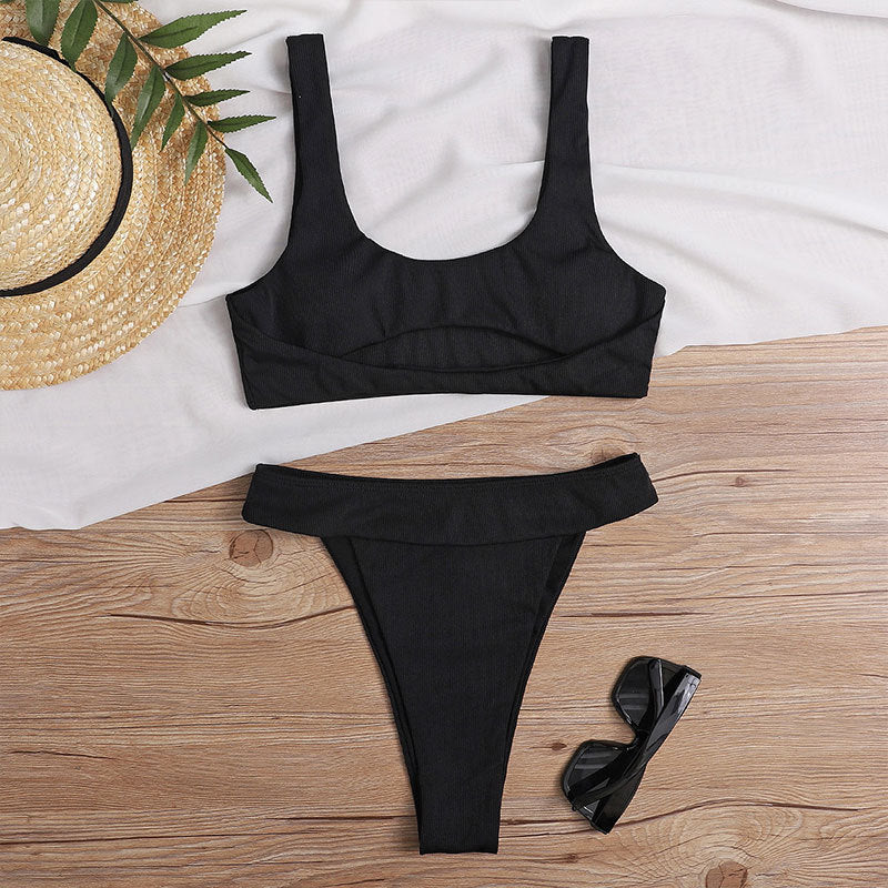 Modernes, minimalistisches Damen-Bikini-Set mit breiten Trägern von berg-feldt
