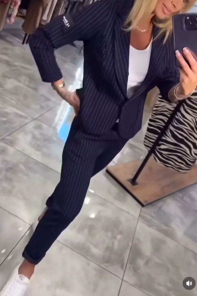 Costume tailleur à fines rayures avec blazer et pantalon Berg-Feldt pour femme