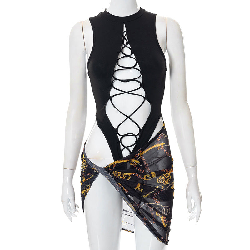 Maillot de bain pour femme Berg-Feldt avec découpes, laçage et surjupe
