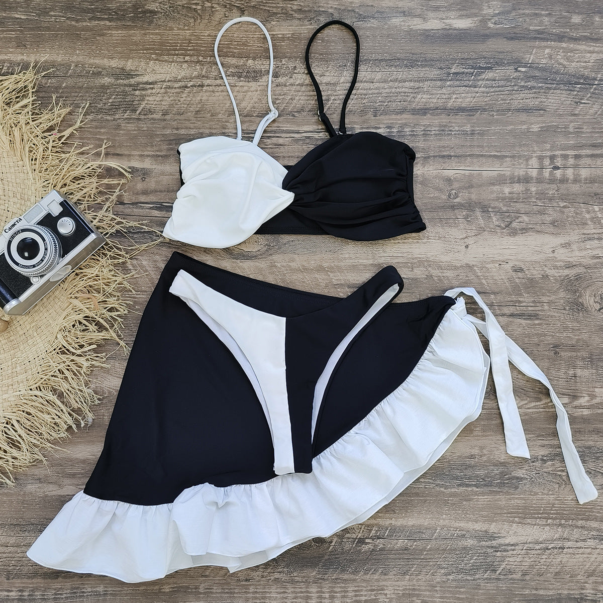 Ensemble de bikini pour femme : Design cache-cœur raffiné et jupe à volants de berg-feldt