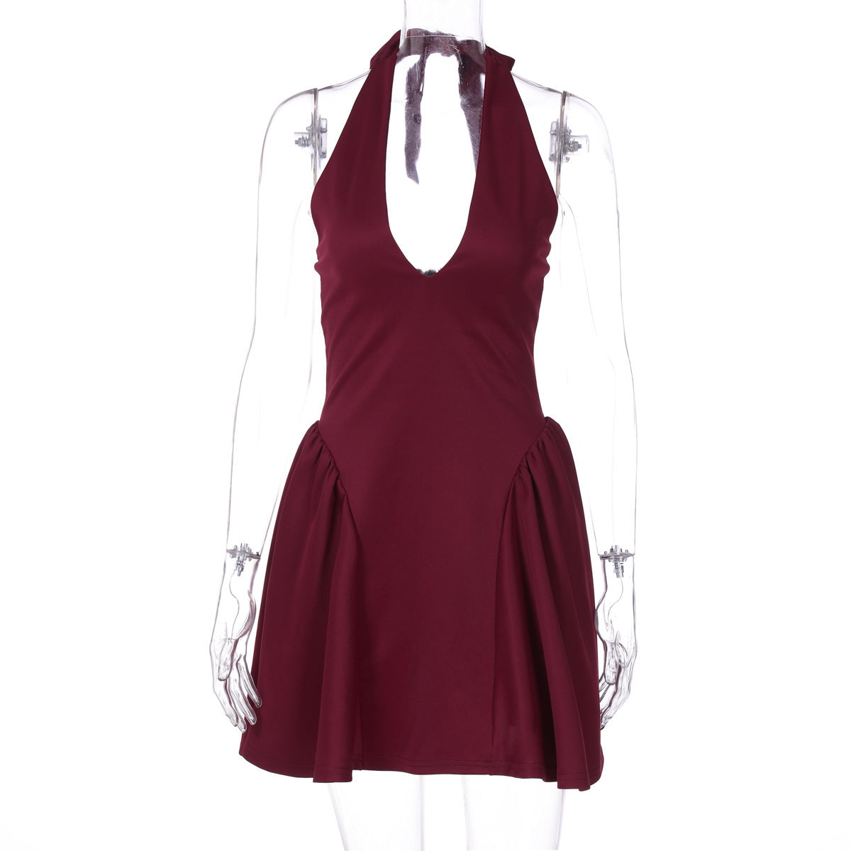 Kurzes, verspieltes Damenkleid mit tiefem V-Ausschnitt und schwungvollem Rock von berg-feldt