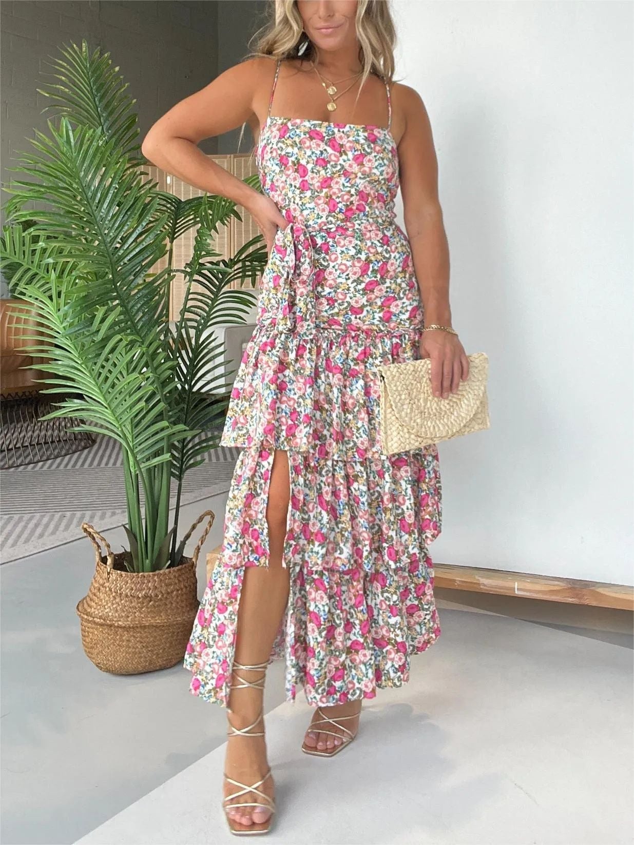 Langes Damenkleid mit Blumenmuster und fließendem Rock von berg-feldt