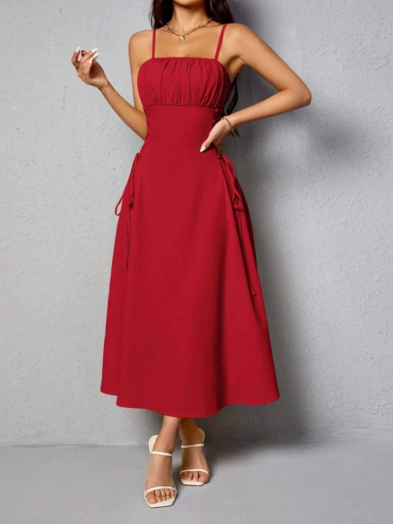 Robe mi-longue pour femme Berg-Feldt avec bretelles spaghetti réglables et taille ajustée
