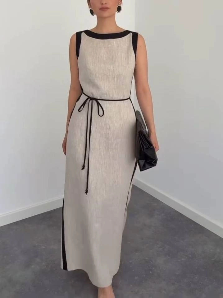 Elegantes Maxikleid mit Taillengürtel und modernem Seitenstreifen von berg-feldt