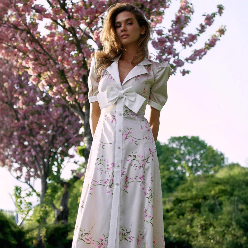 Longue robe élégante et fantaisiste avec ceinture à nouer et motif floral, de berg-feldt