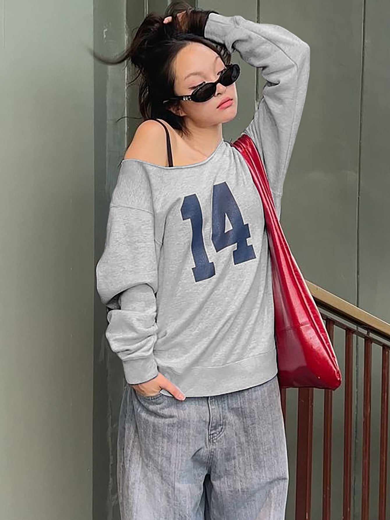 Sportlicher Damen-Pullover im Oversize-Schnitt mit Off-Shoulder-Ausschnitt und markantem Berg-Feld-Print