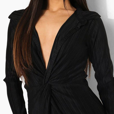 Figurbetontes Damen-Plisseekleid mit tiefem V-Ausschnitt von berg-feldt