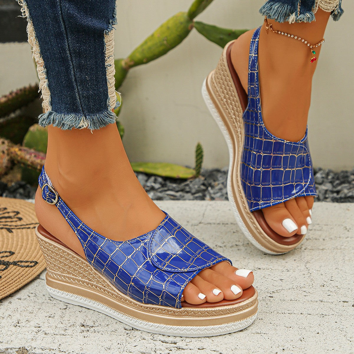 Élégantes sandales compensées pour femmes avec imprimé crocodile tendance de berg-feldt