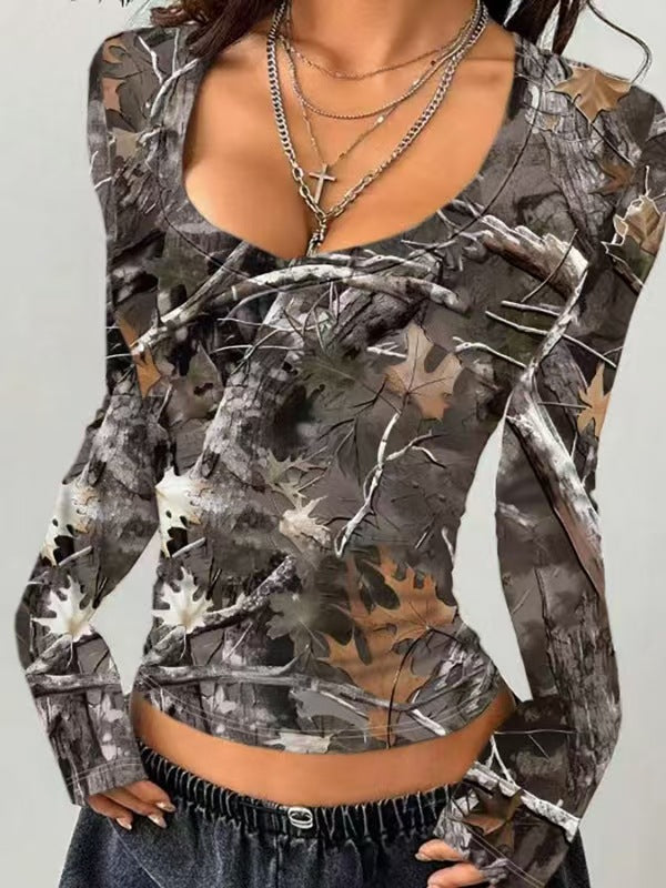 Haut à manches longues camouflage pour femme avec col en V et détails modernes Berg-Feldt