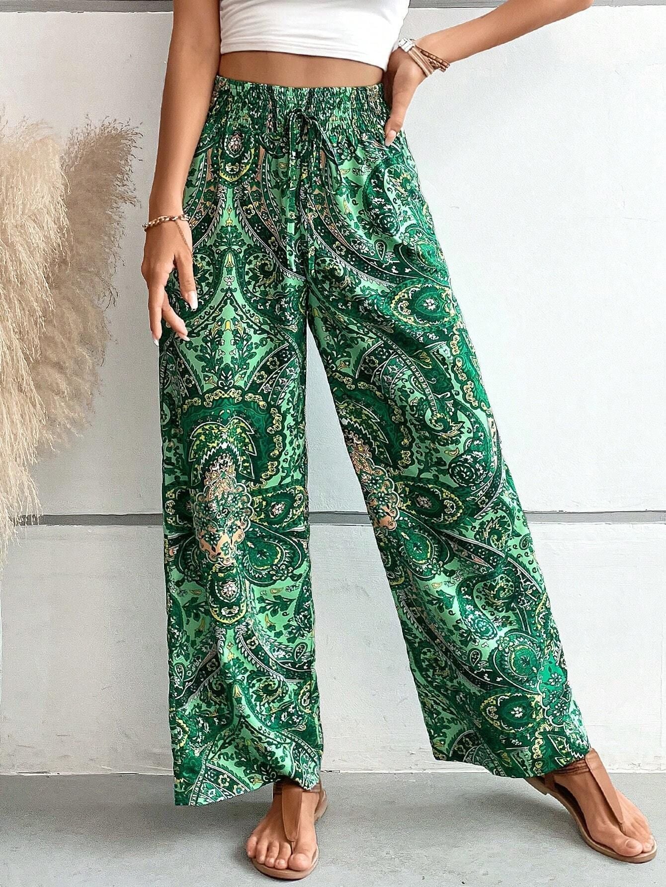 Pantalon femme confortable pour les vacances, avec taille élastique et imprimé amusant de montagnes et de champs.