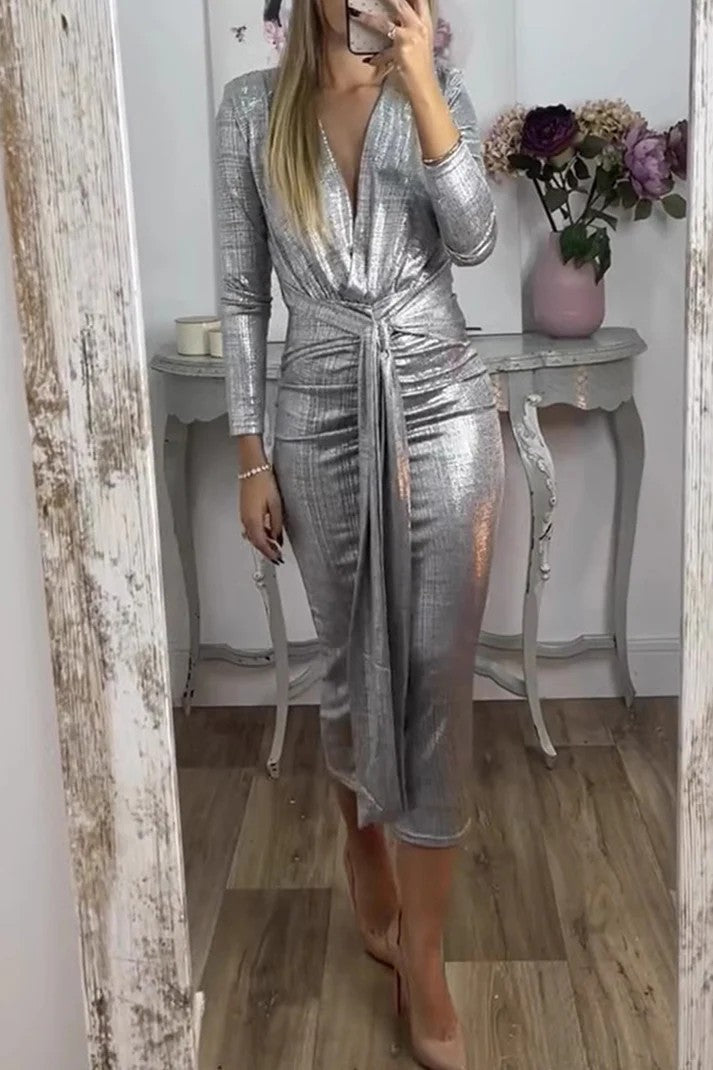 Elegantes Midi-Kleid für Damen mit tiefem V-Ausschnitt und glänzendem Stoff von berg-feldt